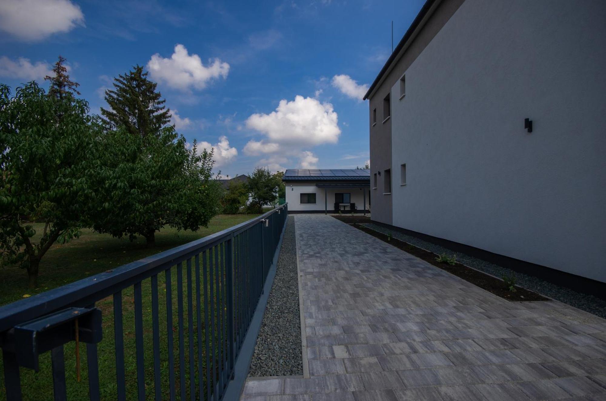 Csaladi Kikoeto Apartman Gyula Exterior photo